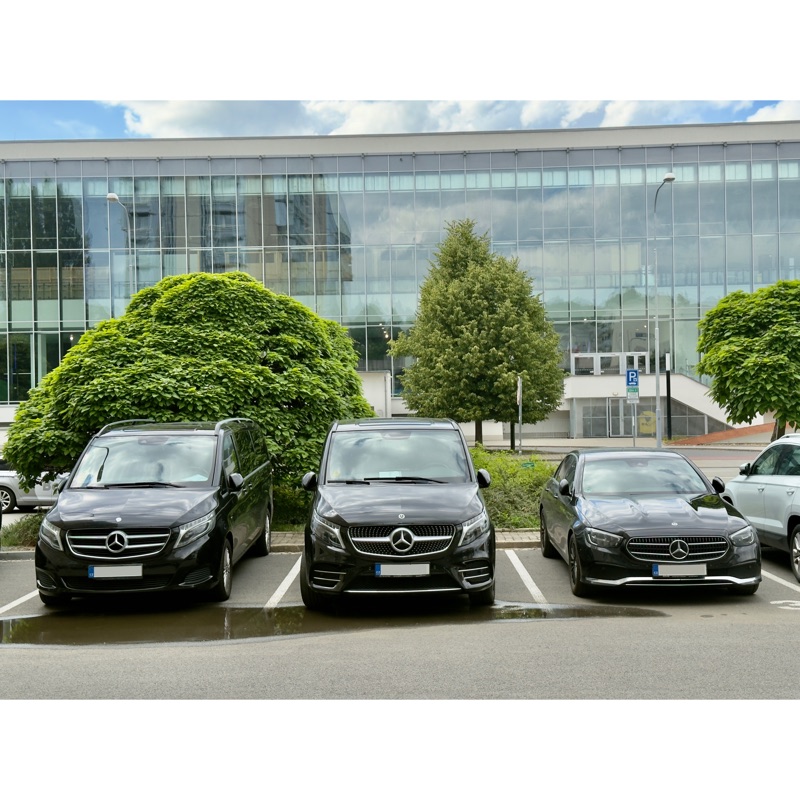 Flotila vozidel Transport Artists před kanceláří