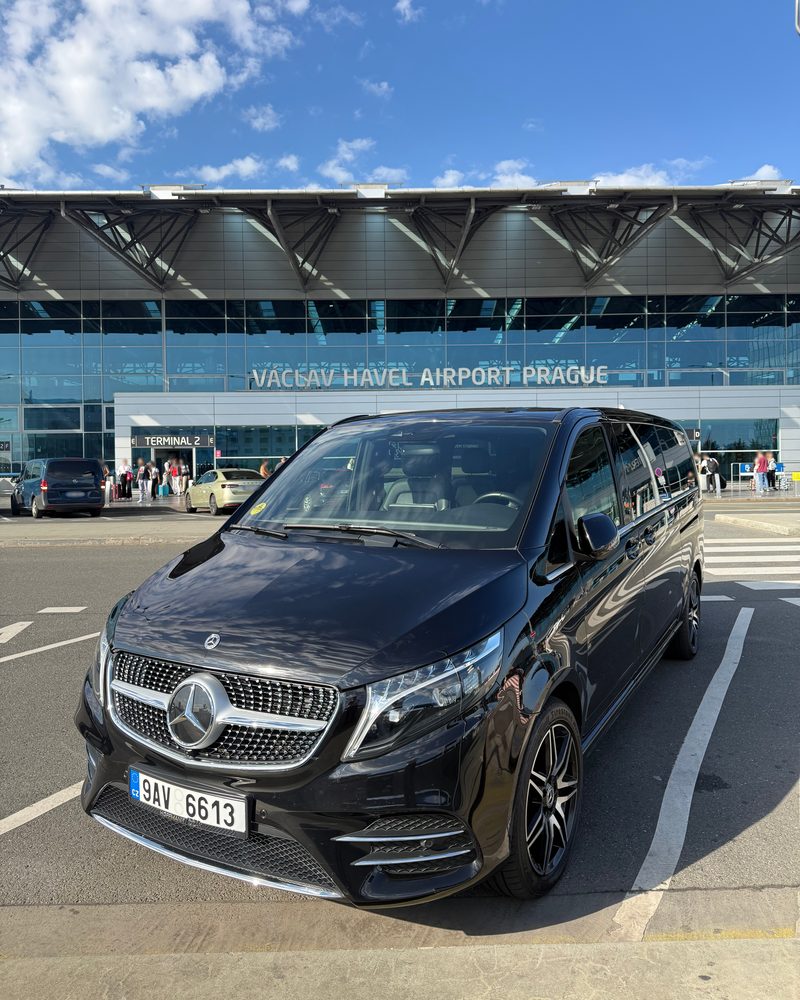 Mercedes-Benz V-Class Transport Artists před Terminálem 2 letiště Václava Havla Praha