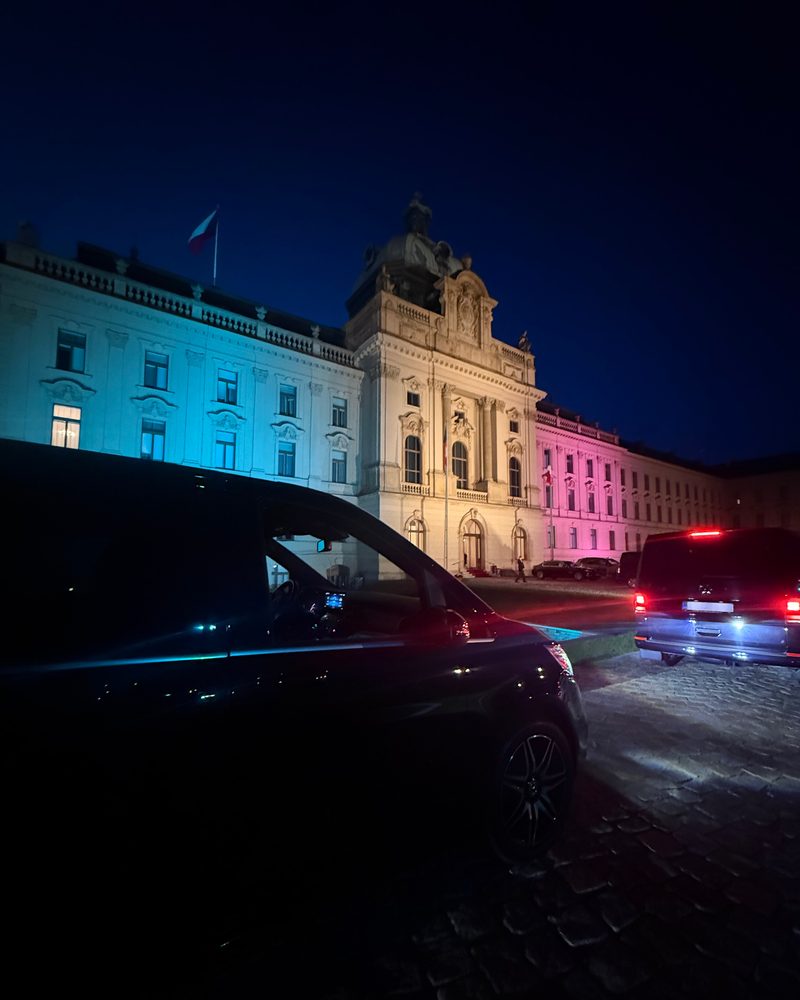 Mercedes-Benz V-Class čeká večer před historickou budovou v centru Prahy